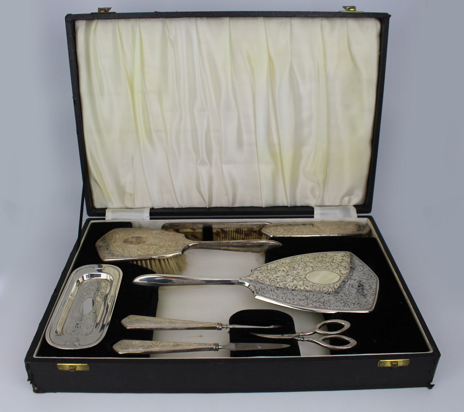 Cased Sterling Silver Vanity Set by Charles S. Green, Birmingham 1947: Title: Cased Sterling Silver Vanity Set by Charles S. Green, Birmingham 1947 Description: Cased Sterling Silver Vanity Set by Charles S. Green, Birmingham 1947 A fine quality mid-20th century