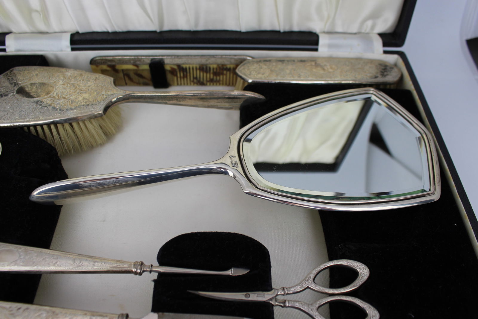 Cased Sterling Silver Vanity Set by Charles S. Green, Birmingham 1947 - 4