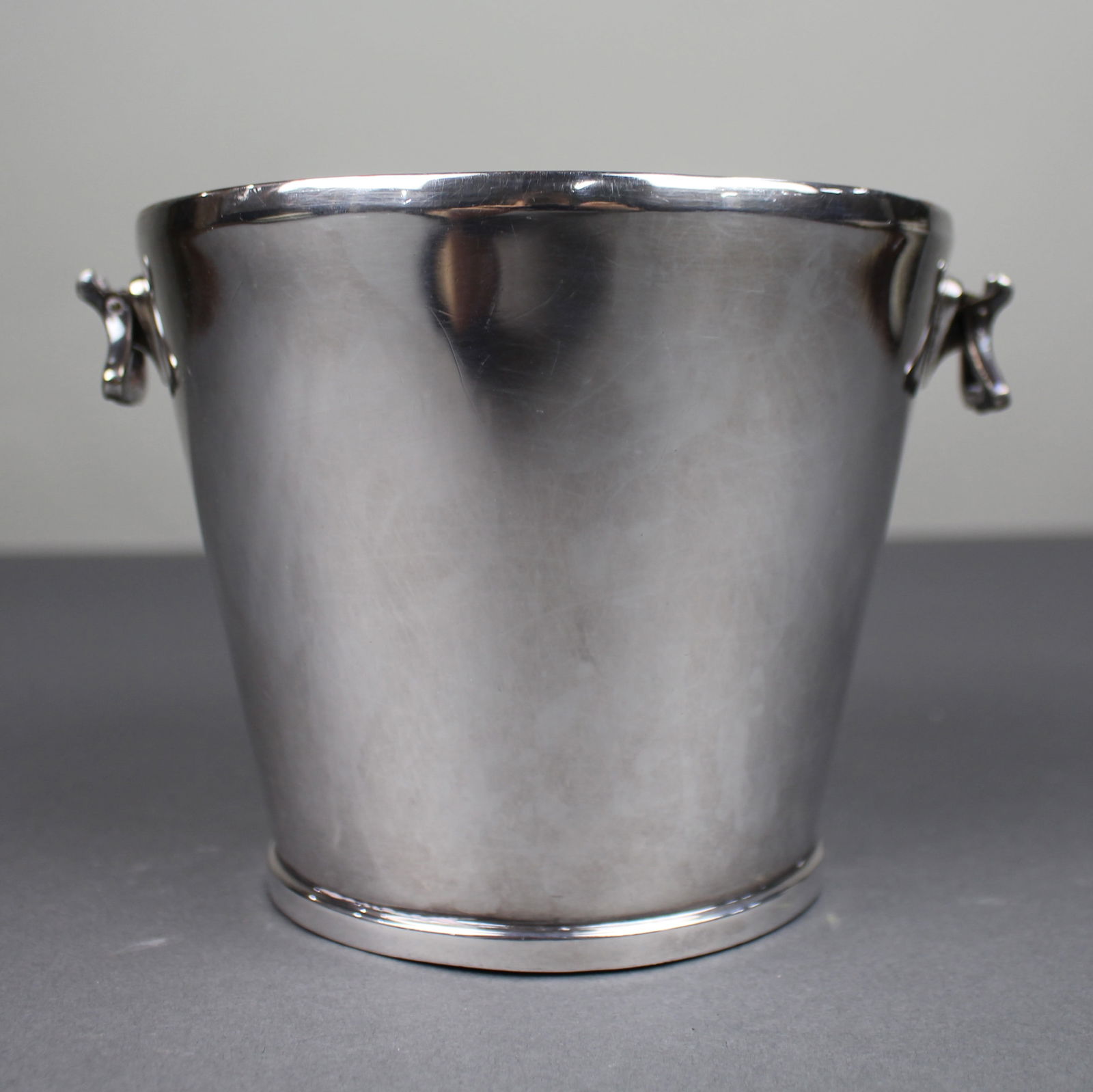 Vintage Silver Plated Two Handled Champagne Bucket: Title: Vintage Silver Plated Two Handled Champagne Bucket Description: Vintage Silver Plated Two Handled Champagne Bucket Condition: Used