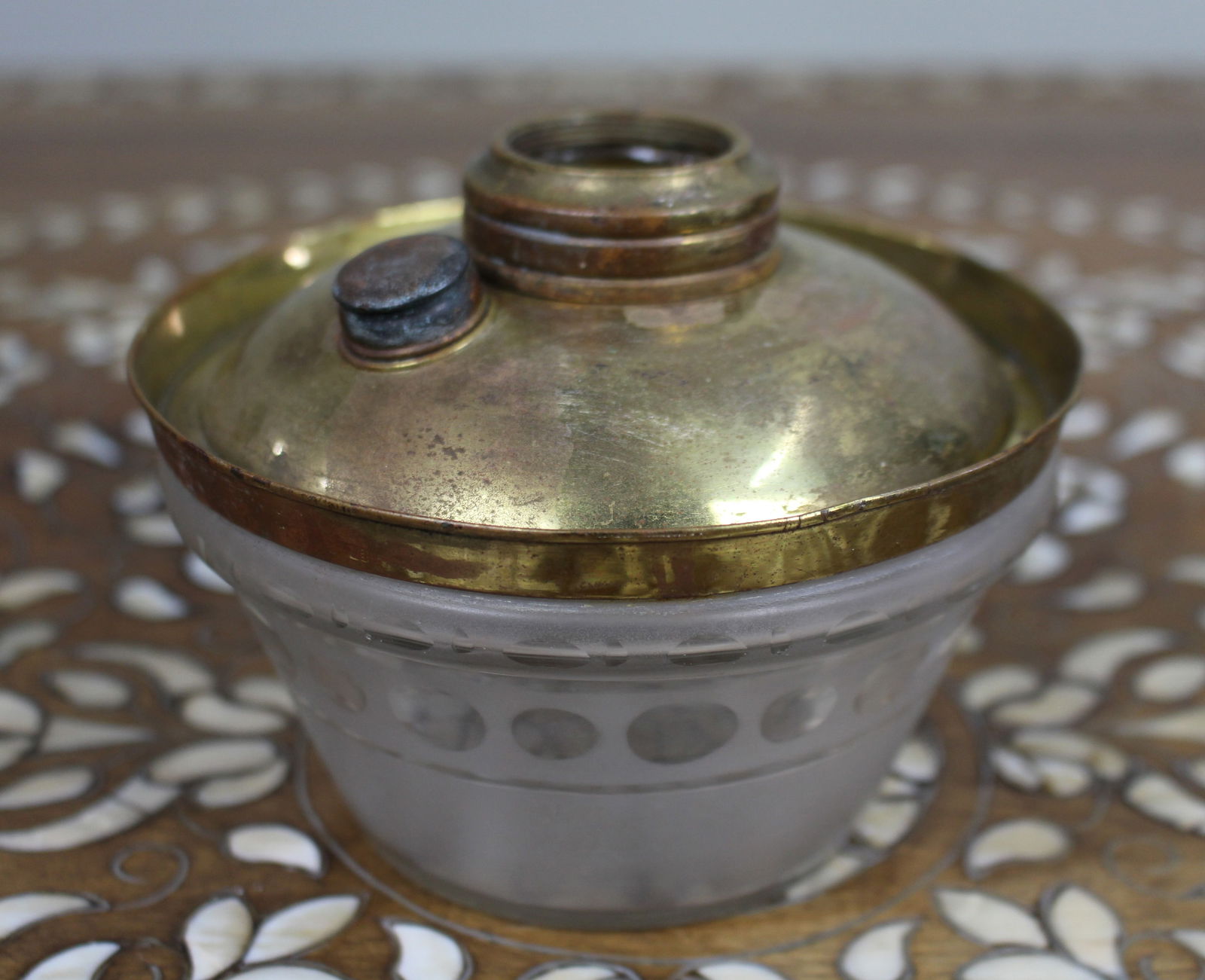 Victorian Frosted Glass and Brass Oil Lamp Font c.1900: Title: Victorian Frosted Glass and Brass Oil Lamp Font c.1900 Description: Victorian Frosted Glass and Brass Oil Lamp Font, c.1900 A decorative late 19th to early 20th-century oil lamp font,