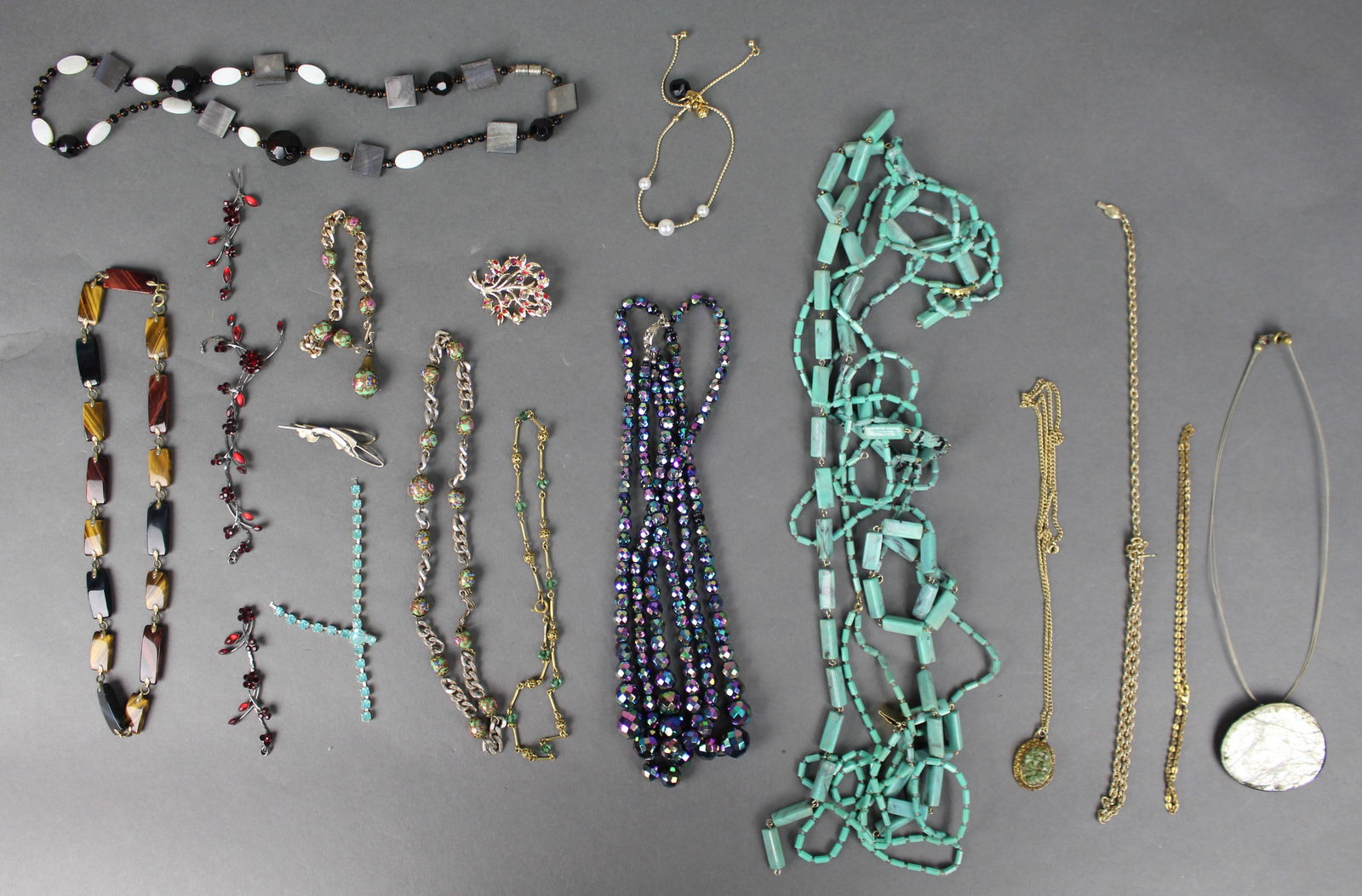 Collection of Costume Jewellery: Title: Collection of Costume Jewellery Description: Collection of Costume Jewellery. Modern and vintage. All pieces pictured; 16 in total, a couple with breaks Condition: Used Delivery