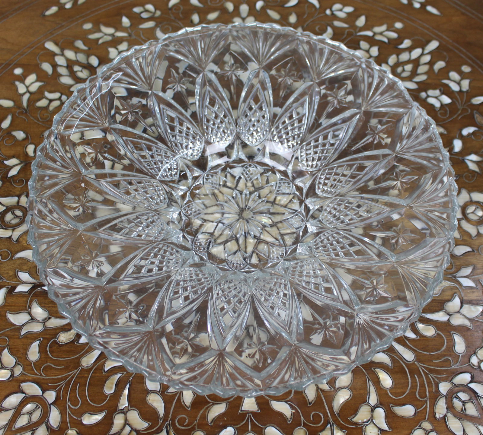 Vintage French Pressed Glass Centrepiece Bowl: Title: Vintage French Pressed Glass Centrepiece Bowl Description: Vintage French Pressed Glass Centrepiece Bowl. Measures 33 x 33 x 7 (height) cm. Small chip to rim Condition: Used Delivery