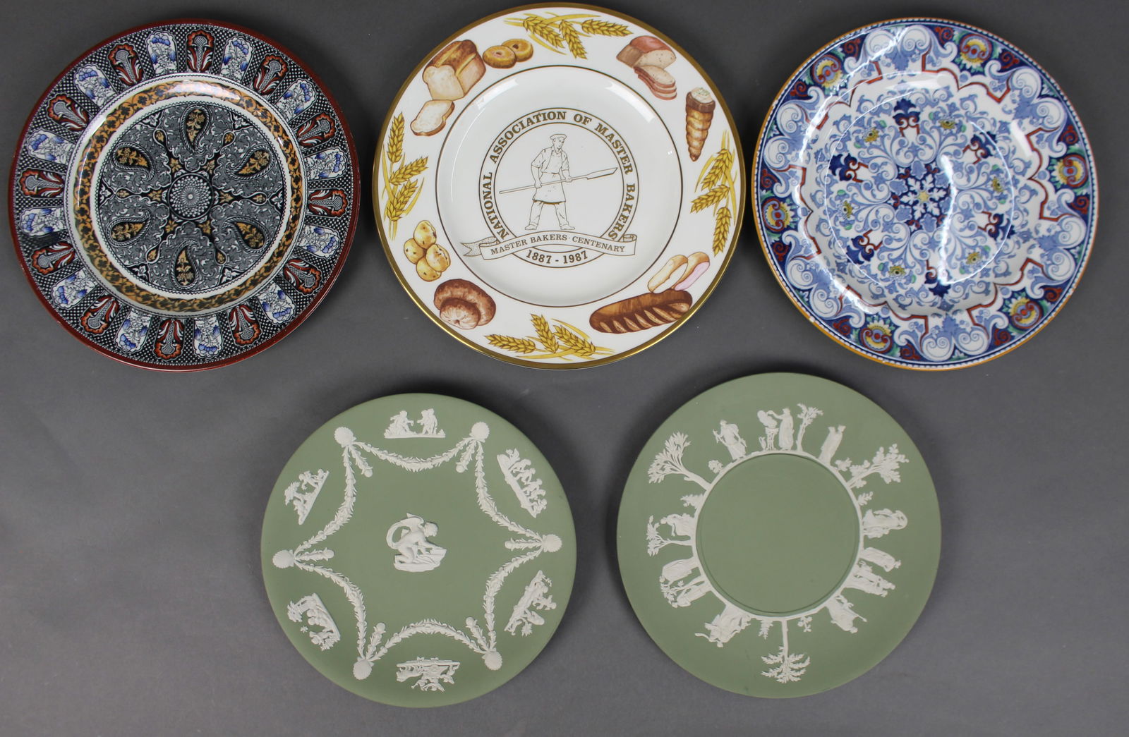 Collection of 5 Wedgwood Cabinet Plates (1 of 3)