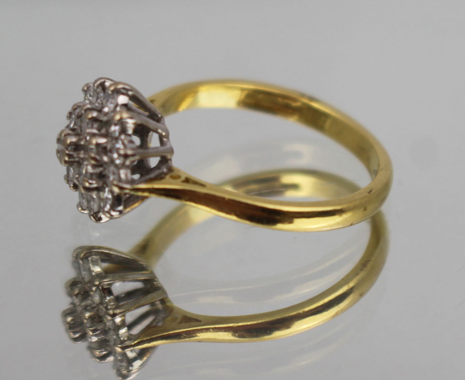 Vintage Diamond Cluster 18ct Gold Ring - 2