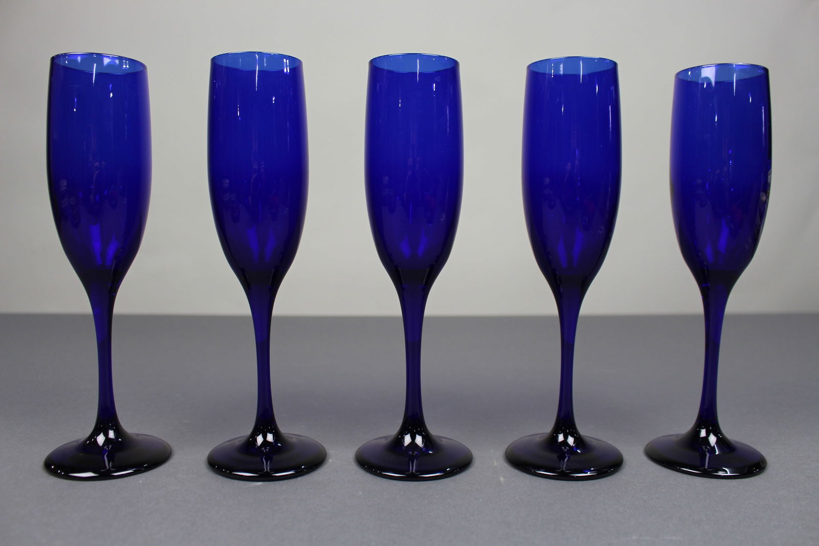 Set of 5 Vintage Cobalt Blue Champagne Flues: Title: Set of 5 Vintage Cobalt Blue Champagne Flues Description: Set of 5 Vintage Cobalt Blue Champagne Flues Condition: Used Delivery option: Collection & Delivery Location Category: