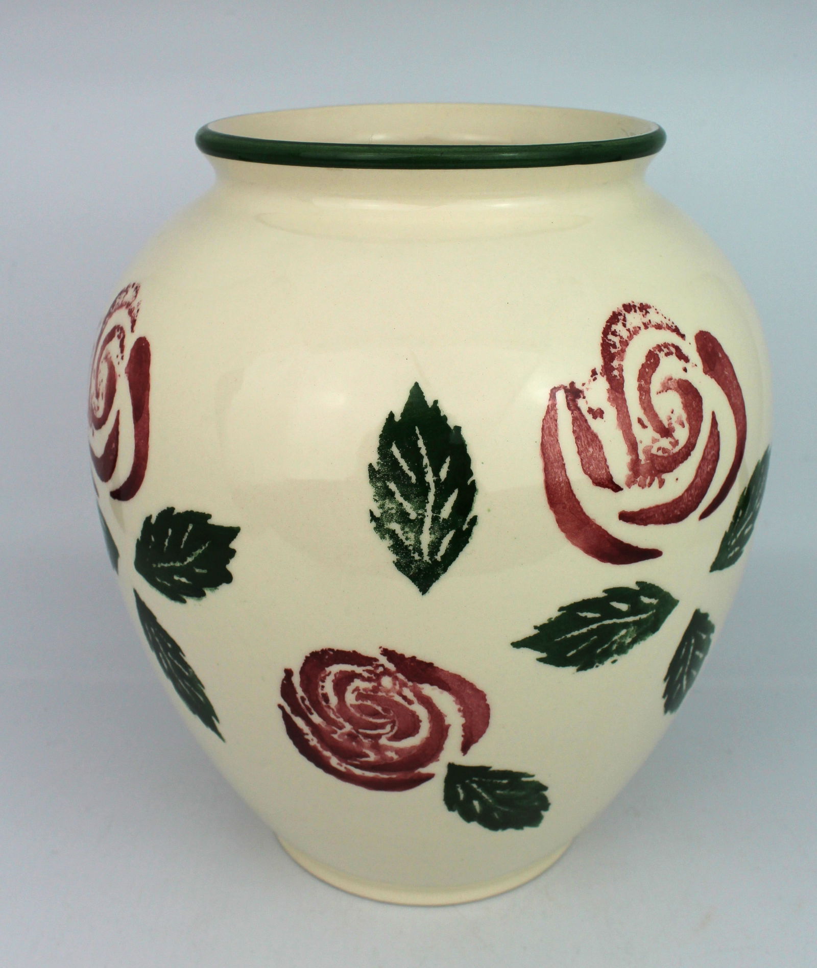 Contemporary Decorative Rose Vase: Title: Contemporary Decorative Rose Vase Description: Contemporary Decorative Rose Vase Measures 20 x 20 x 23 (height) cm. Very good condition; no chips, cracks or repairs. Un