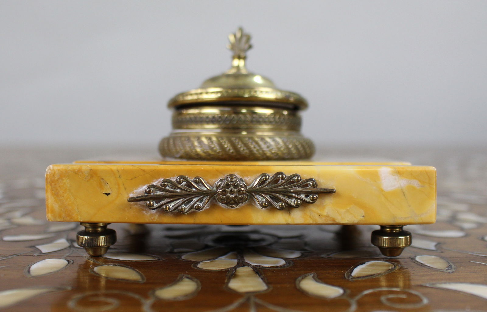 Siena Marble and Ormolu Inkwell, c.1900: Title: Siena Marble and Ormolu Inkwell, c.1900 Description: Siena Marble and Ormolu Inkwell, c.1900 A good quality desk inkwell, circa 1900, set in warm Siena marble with gilt bronze