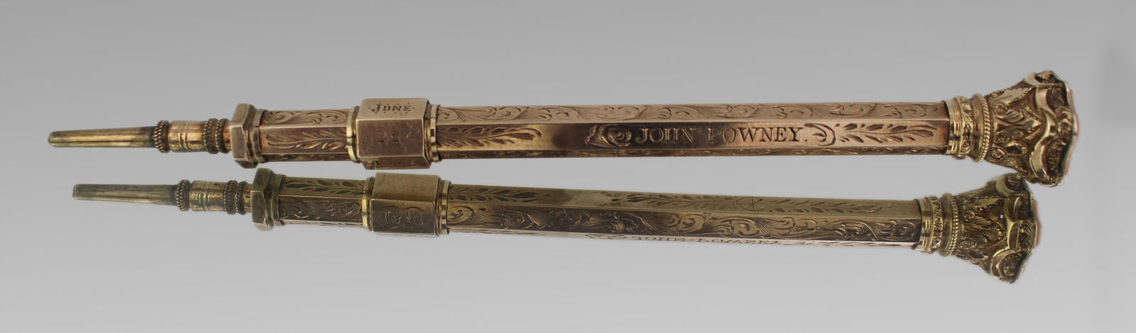 Victorian 9ct Gold Propelling Pencil & Hardstone Fob Seal: Title: Victorian 9ct Gold Propelling Pencil & Hardstone Fob Seal Description: Victorian 9ct Gold Propelling Pencil & Hardstone Fob Seal – Dated 1878 England, 19th century A