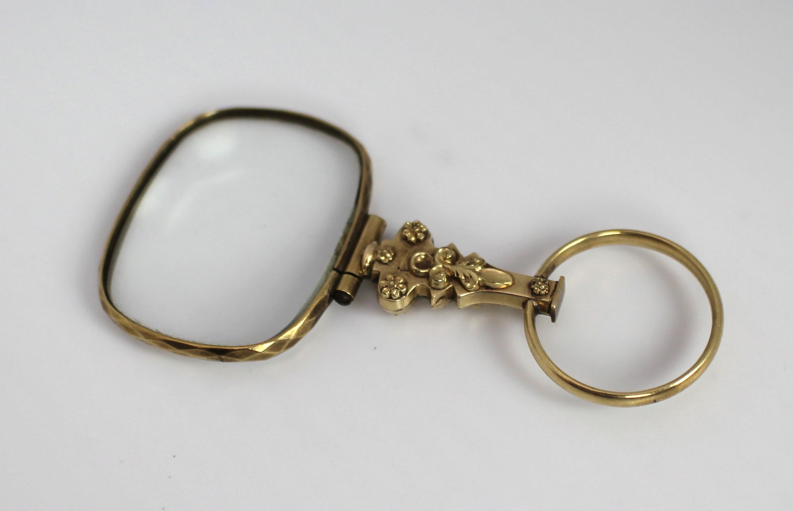 Antique French 18ct Gold Lorgnette Magnifying Glass: Title: Antique French 18ct Gold Lorgnette Magnifying Glass Description: Antique French 18ct Gold Lorgnette Magnifying Glass – Ornate Floral Design A stunning antique French lorgnette