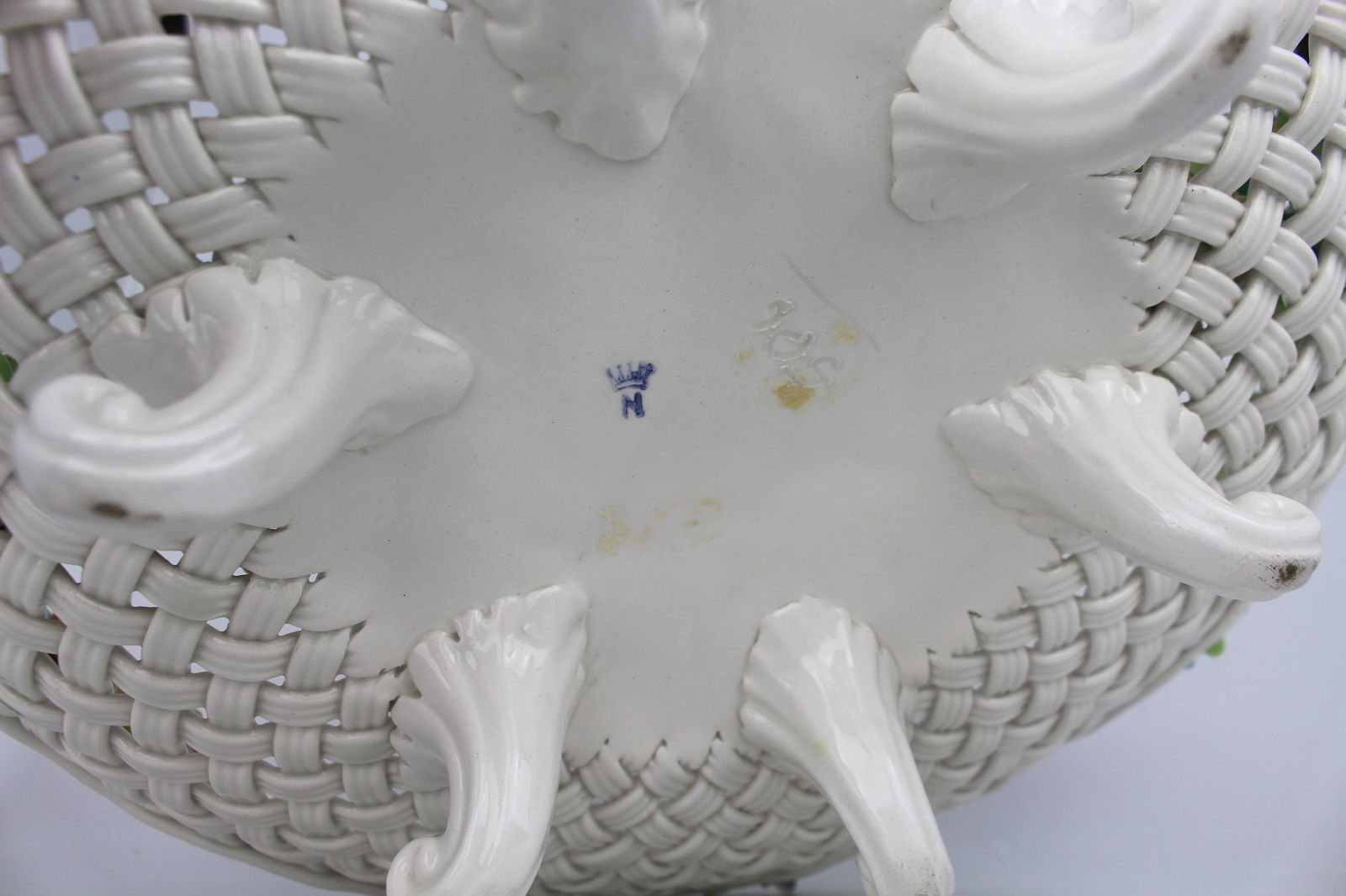 Vintage Italian Museo di Capodimonte Floral Lattice Basket Centrepiece - 13