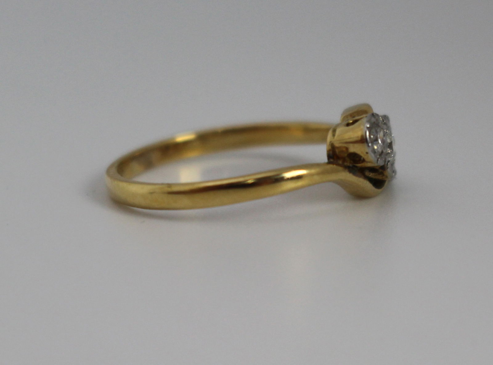 Vintage Diamond Three Stone 18ct Gold Ring - 4