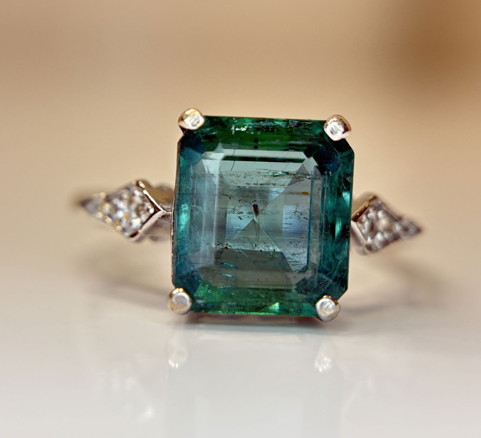 Beautiful 3.04 CT Natural Emerald With Natural Diamonds & 18k Gold: Title: Beautiful 3.04 CT Natural Emerald With Natural Diamonds & 18k Gold Description: Beautiful 3.04 CT Natural Emerald With Natural Diamonds & 18k Gold De