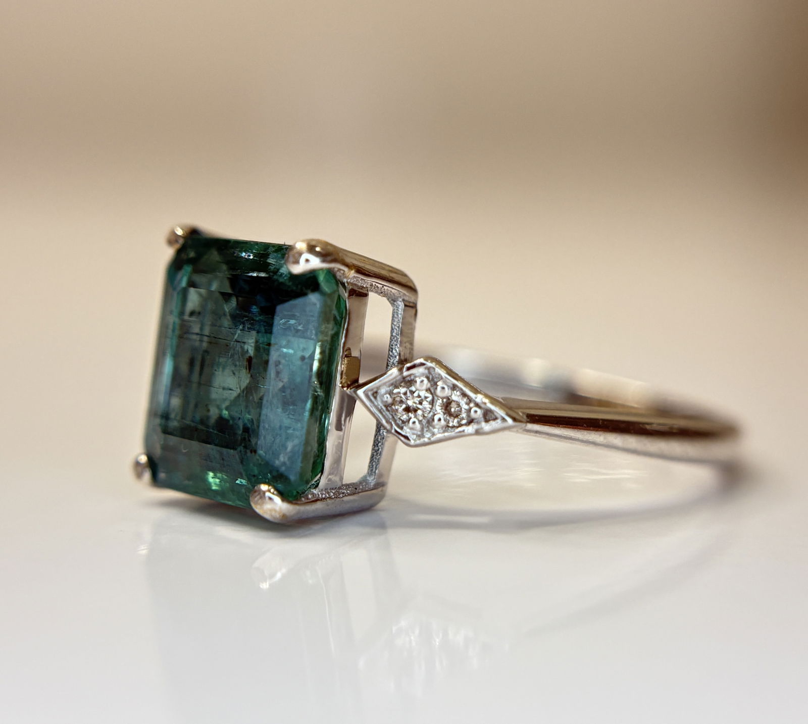Beautiful 3.04 CT Natural Emerald With Natural Diamonds & 18k Gold - 4