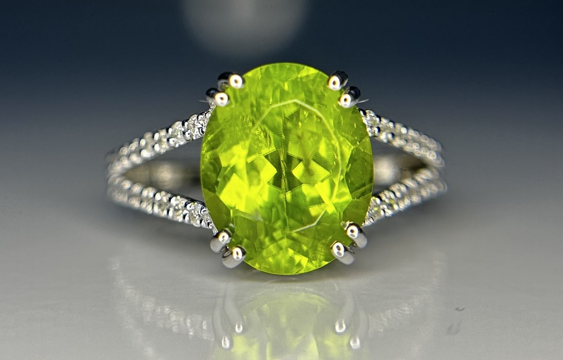 Beautiful 4.41 CT Natural Peridot With Natural Diamonds & 18k Gold - 2