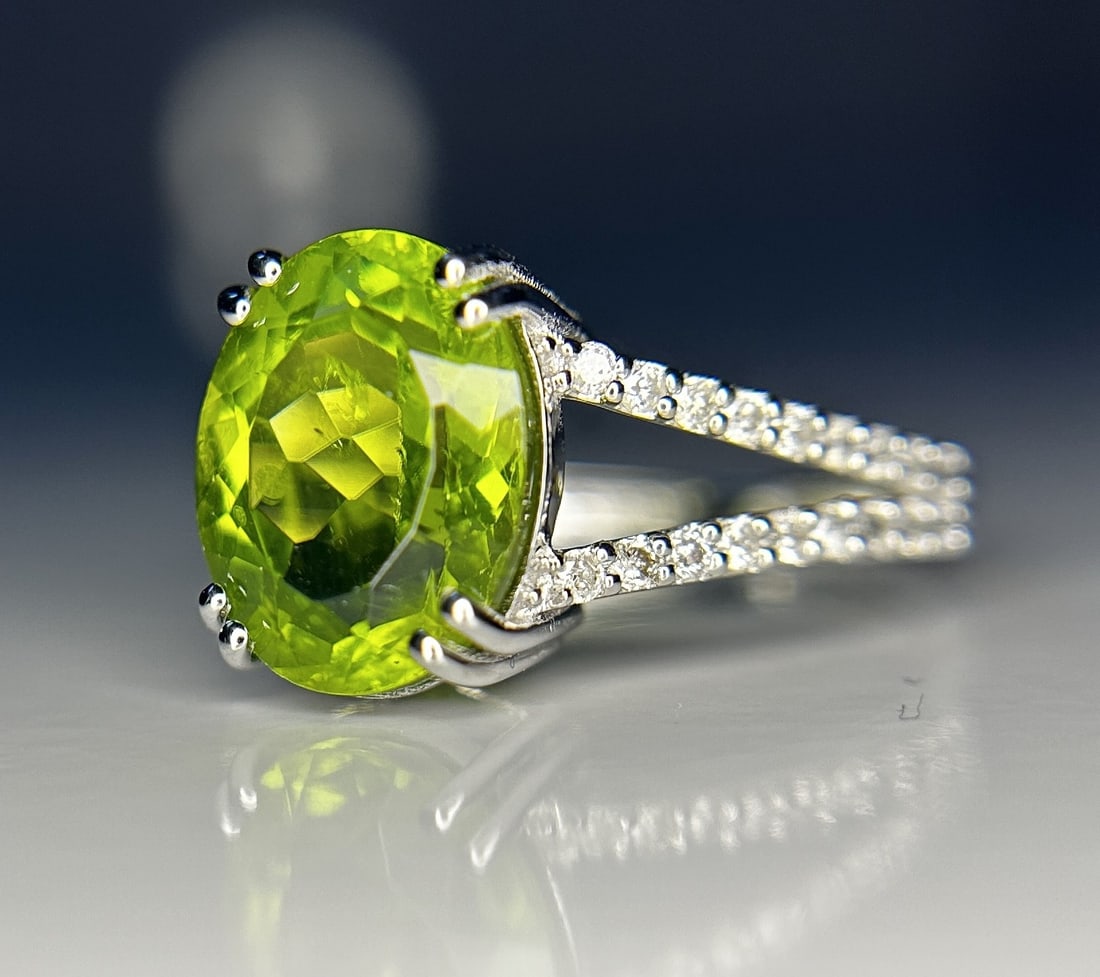 Beautiful 4.41 CT Natural Peridot With Natural Diamonds & 18k Gold - 3