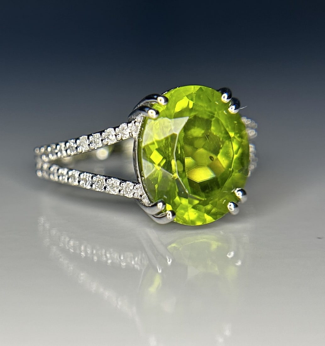 Beautiful 4.41 CT Natural Peridot With Natural Diamonds & 18k Gold - 4