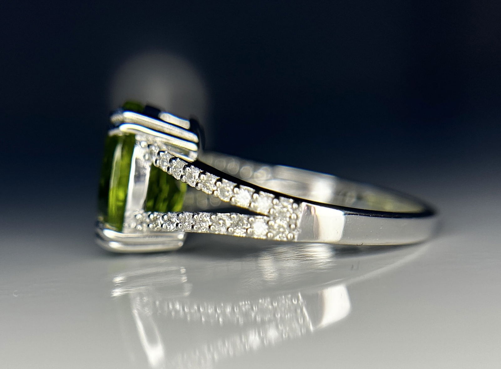 Beautiful 4.41 CT Natural Peridot With Natural Diamonds & 18k Gold - 6