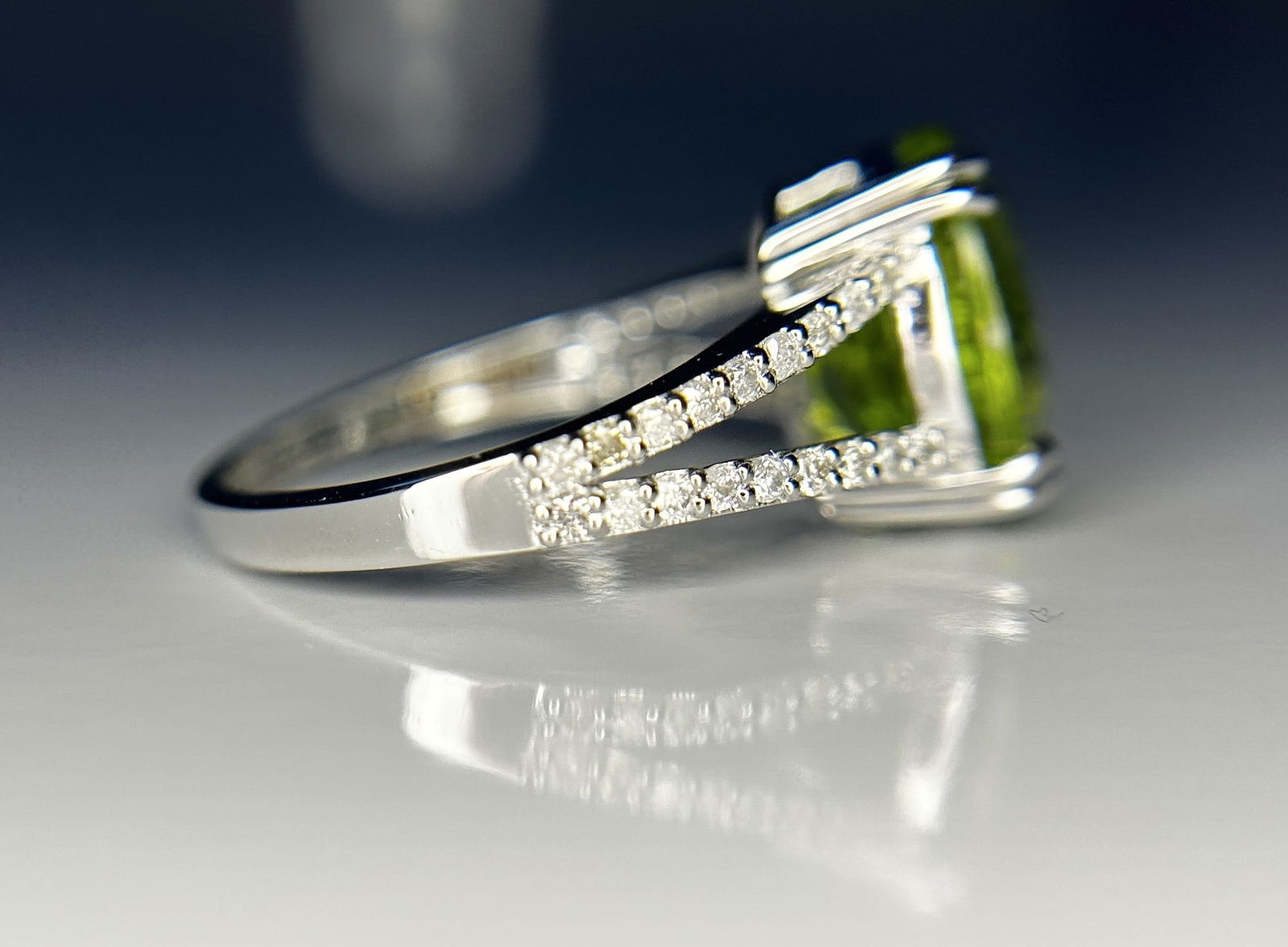 Beautiful 4.41 CT Natural Peridot With Natural Diamonds & 18k Gold - 8