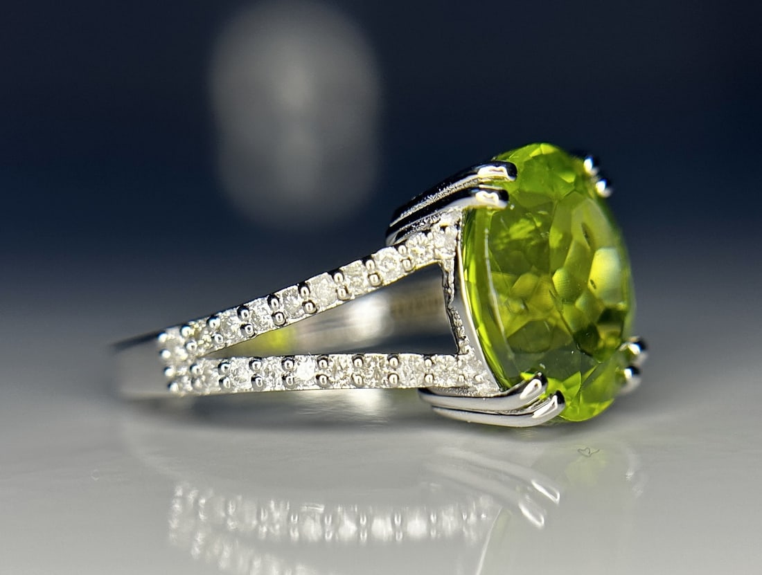 Beautiful 4.41 CT Natural Peridot With Natural Diamonds & 18k Gold - 9
