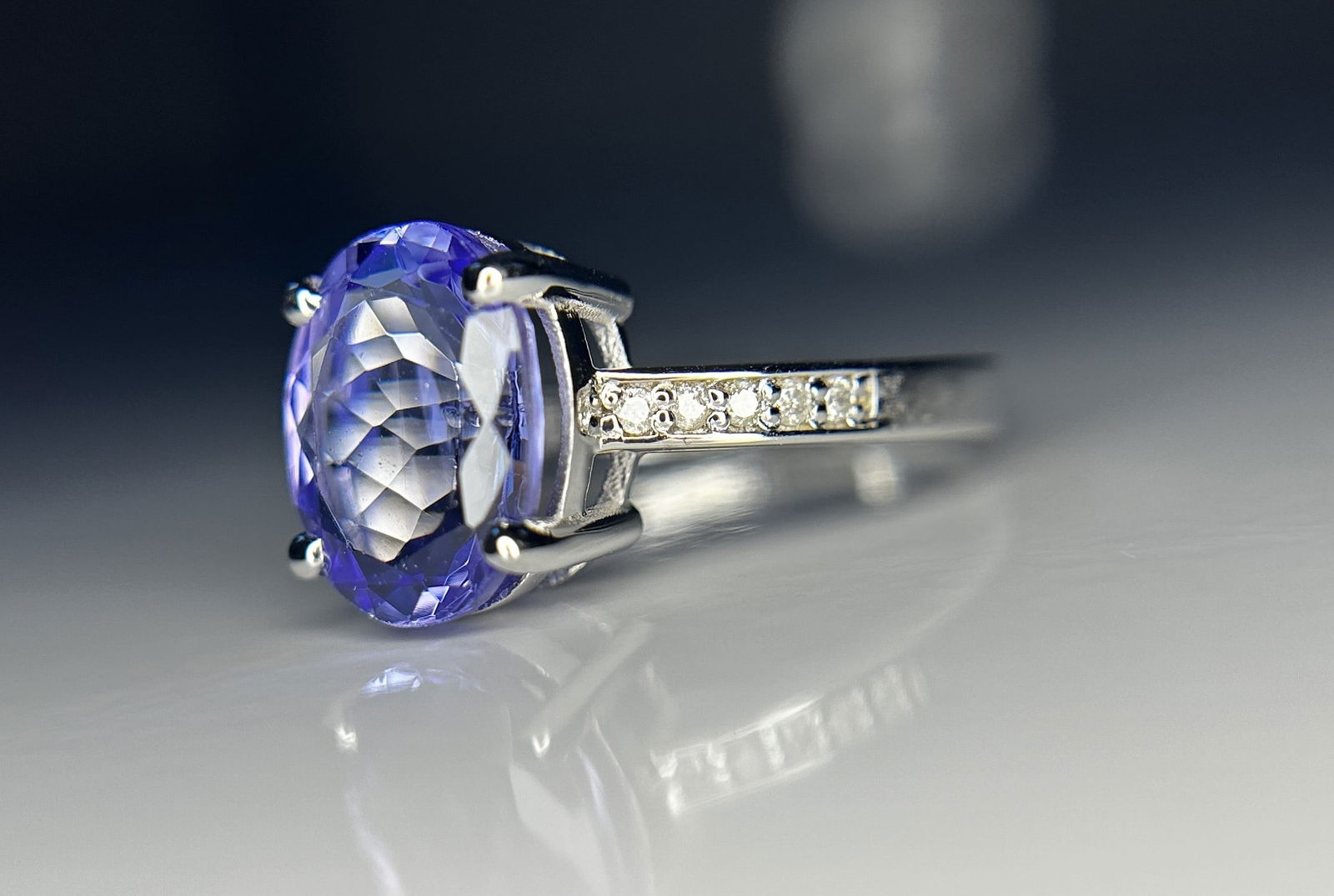 Beautiful 3.41 CT Natural Tanzanite With Natural Diamonds & 18k Gold - 4