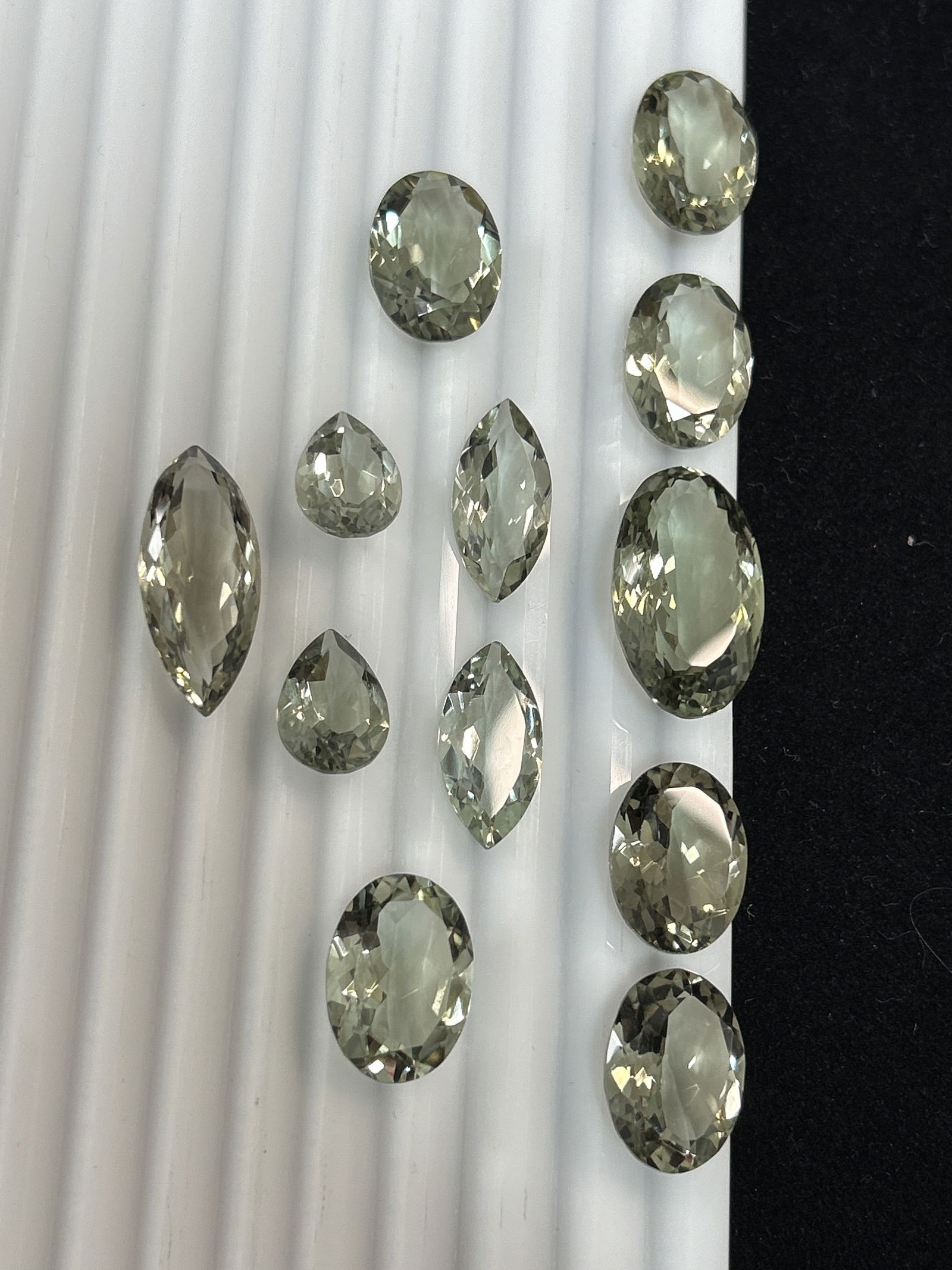 121.15ct Green Natural Amethyst - 4