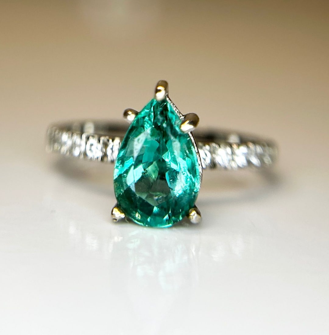 Beautiful Natural Emerald With Natural Diamonds & 18k Gold - 4