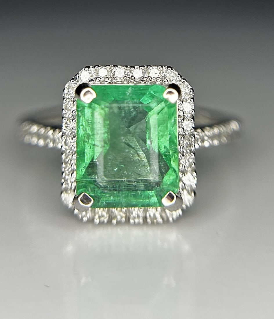 Beautiful 2.59ct Natural Columbian Emerald With Natural Diamonds & 18k Gold: Title: Beautiful 2.59ct Natural Columbian Emerald With Natural Diamonds & 18k Gold Description: Beautiful 2.59ct Natural Columbian Emerald With Natural Diamonds & 18k Gold