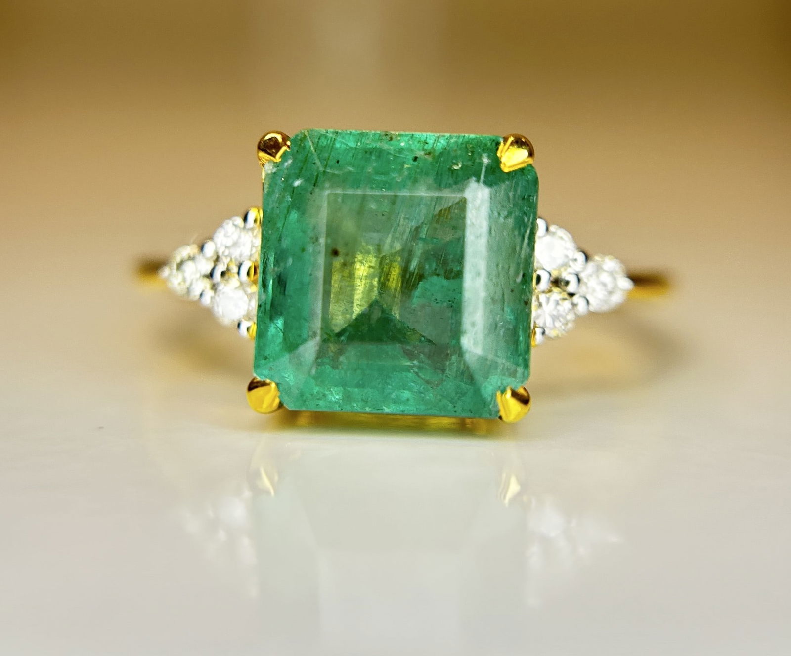 Beautiful Natural Emerald 3.25 CT With Natural Diamonds & 18k Gold: Title: Beautiful Natural Emerald 3.25 CT With Natural Diamonds & 18k Gold Description: Beautiful 3.25 CT Natural Emerald With Natural Diamonds & 18k Gold Description:<