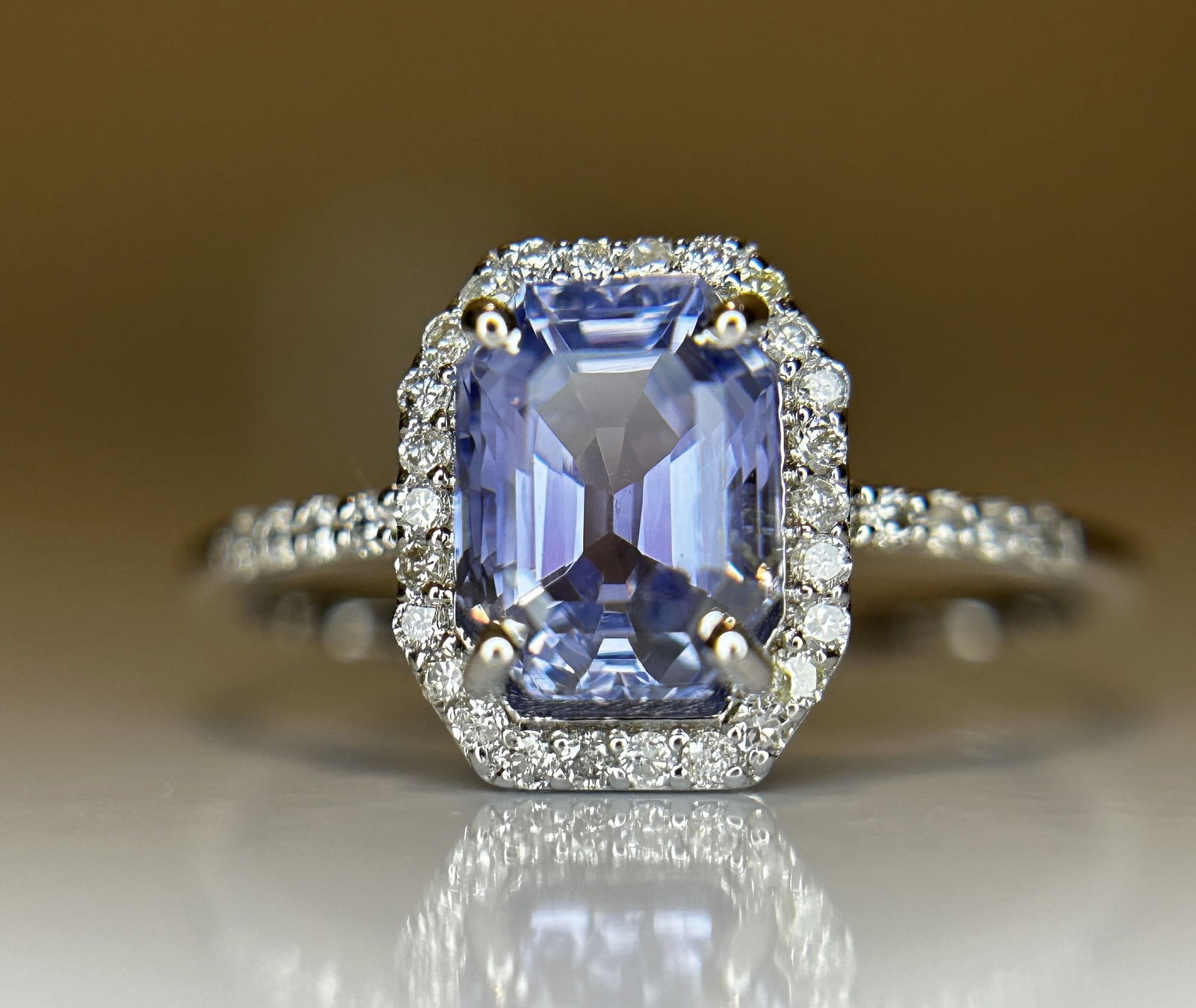 Beautiful 1.75 CT Unheated Ceylon Cornflour Blue Sapphire Diamonds & 18k Gold: Title: Beautiful 1.75 CT Unheated Ceylon Cornflour Blue Sapphire Diamonds & 18k Gold Description: Beautiful 1.75 CT Natural Ceylon Blue Sapphire With Natural Diamonds & 18k White Gold. 