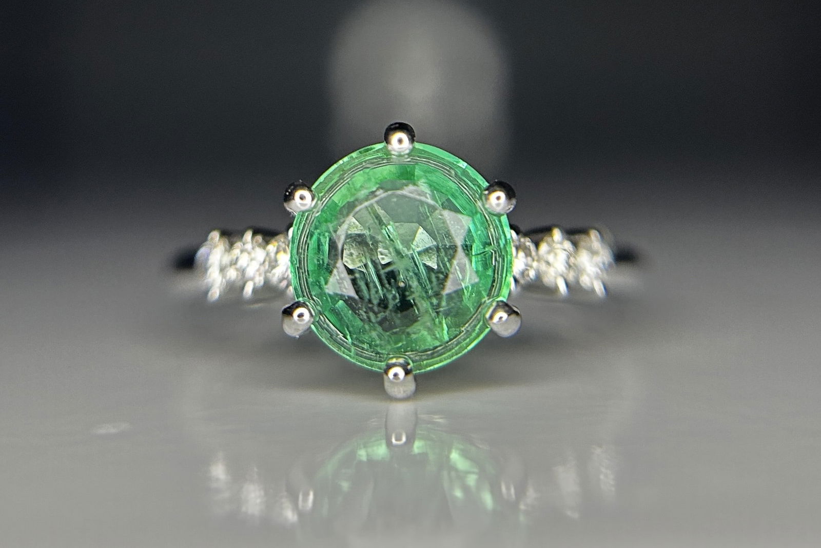 Beautiful 1.36 ct Natural Emerald With Natural Diamonds & 18k Gold: Title: Beautiful 1.36 ct Natural Emerald With Natural Diamonds & 18k Gold Description: Beautiful 1.36 ct Natural Emerald With Natural Diamonds & 18k Gold Description:<