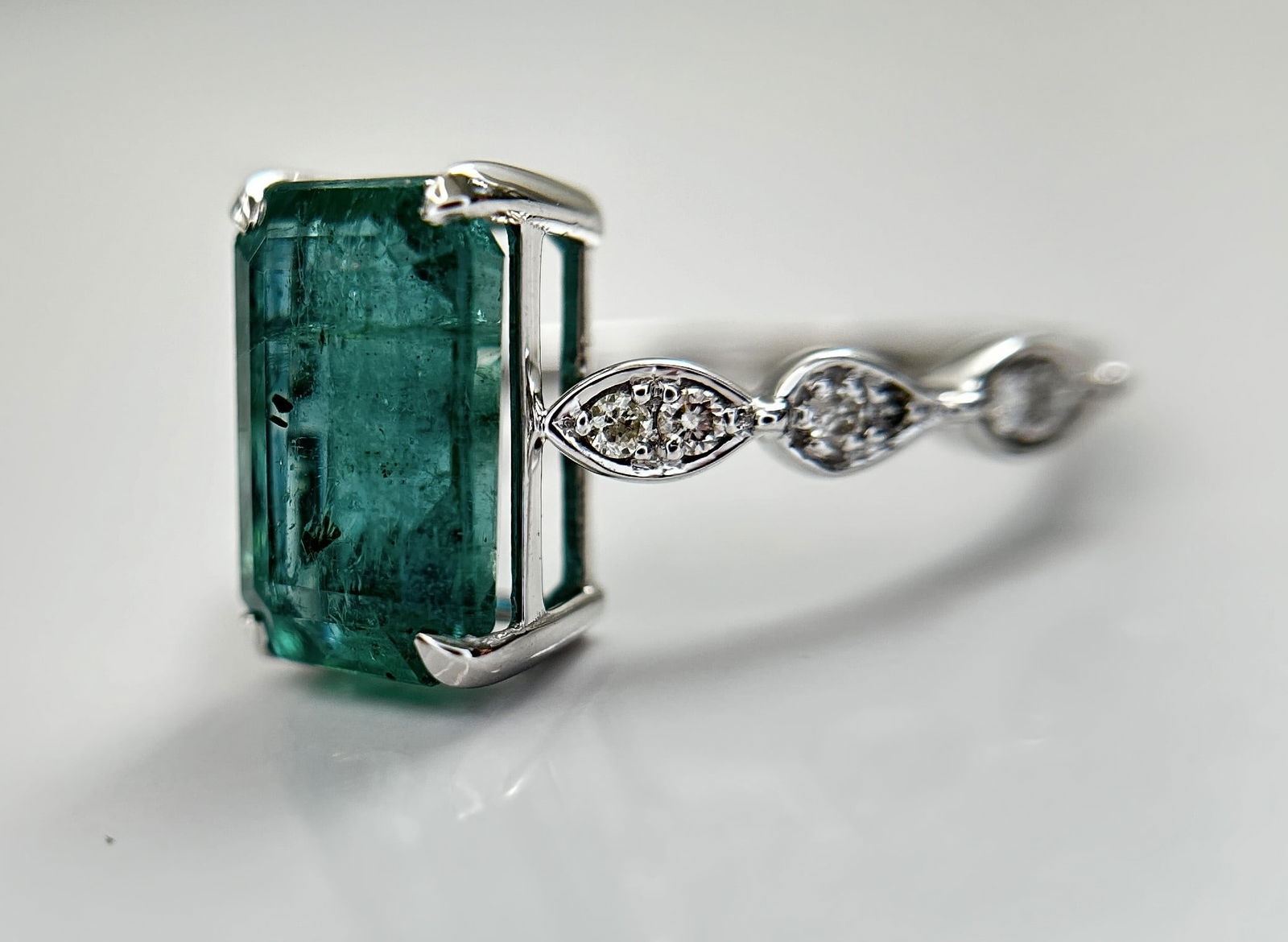Beautiful Natural Emerald 3.97CT With Natural Diamonds & 18k Gold - 2