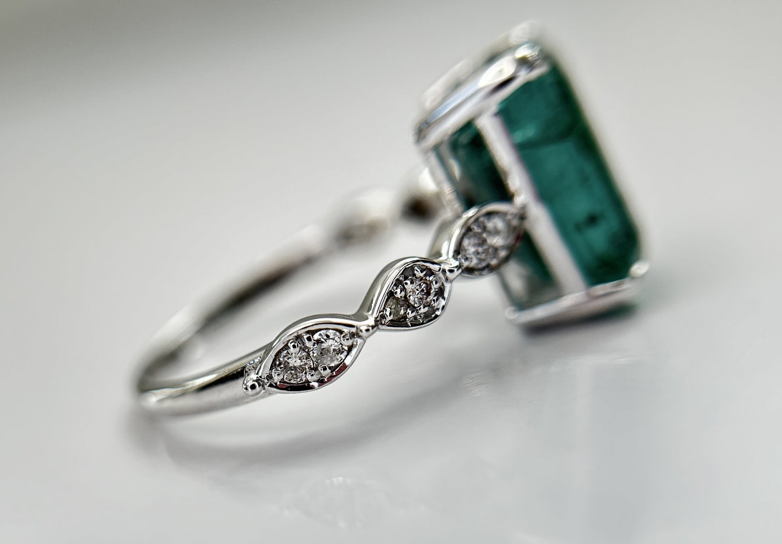 Beautiful Natural Emerald 3.97CT With Natural Diamonds & 18k Gold - 5