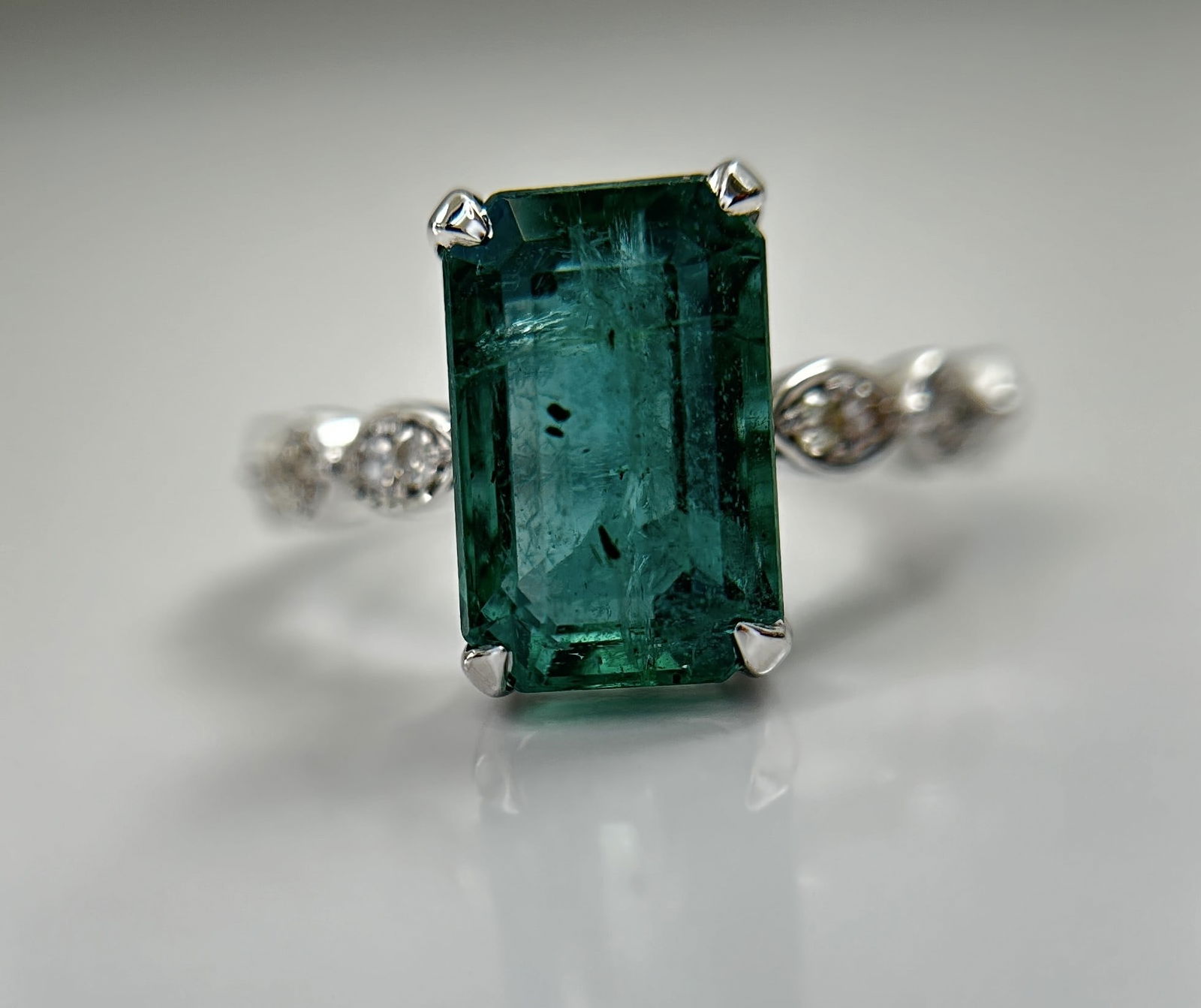 Beautiful Natural Emerald 3.97CT With Natural Diamonds & 18k Gold - 7