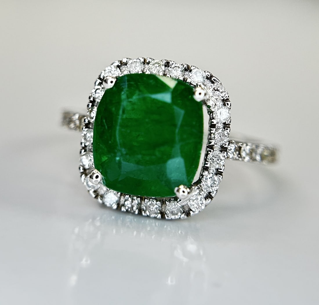 Beautiful Natural 2.81ct Emerald With Natural Diamonds & 18k Gold - 3