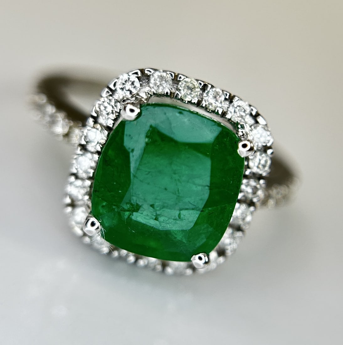 Beautiful Natural 2.81ct Emerald With Natural Diamonds & 18k Gold - 4