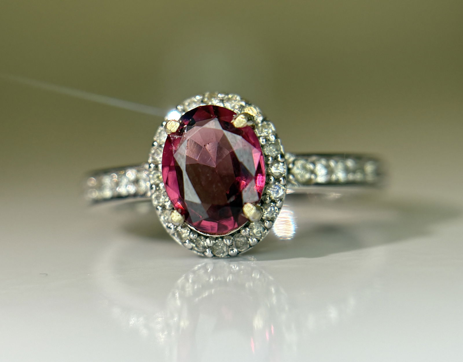 Beautiful Natural 1.00 Ct Spinel Ring With Diamonds and 18k Gold (1 of 12)