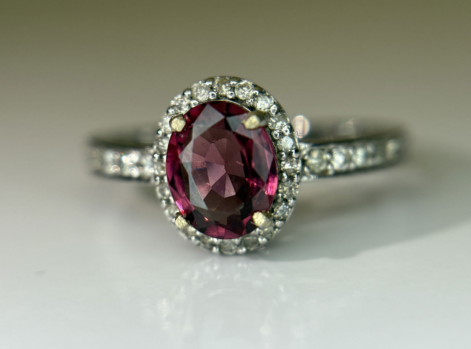 Beautiful Natural 1.00 Ct Spinel Ring With Diamonds and 18k Gold - 3