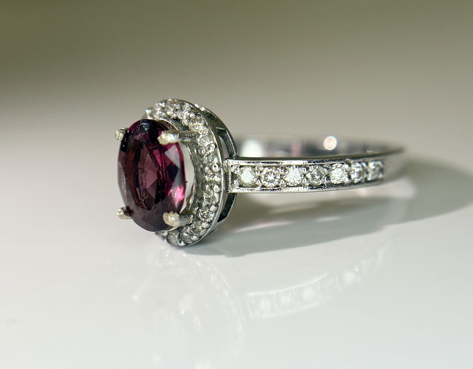 Beautiful Natural 1.00 Ct Spinel Ring With Diamonds and 18k Gold - 6
