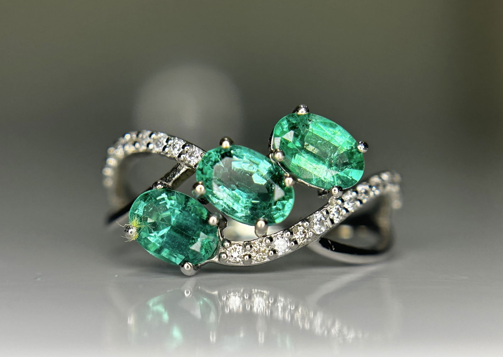 Beautiful 1.50 CT Natural Emerald Ring With Natural Diamonds & Platinum 950 (1 of 7)