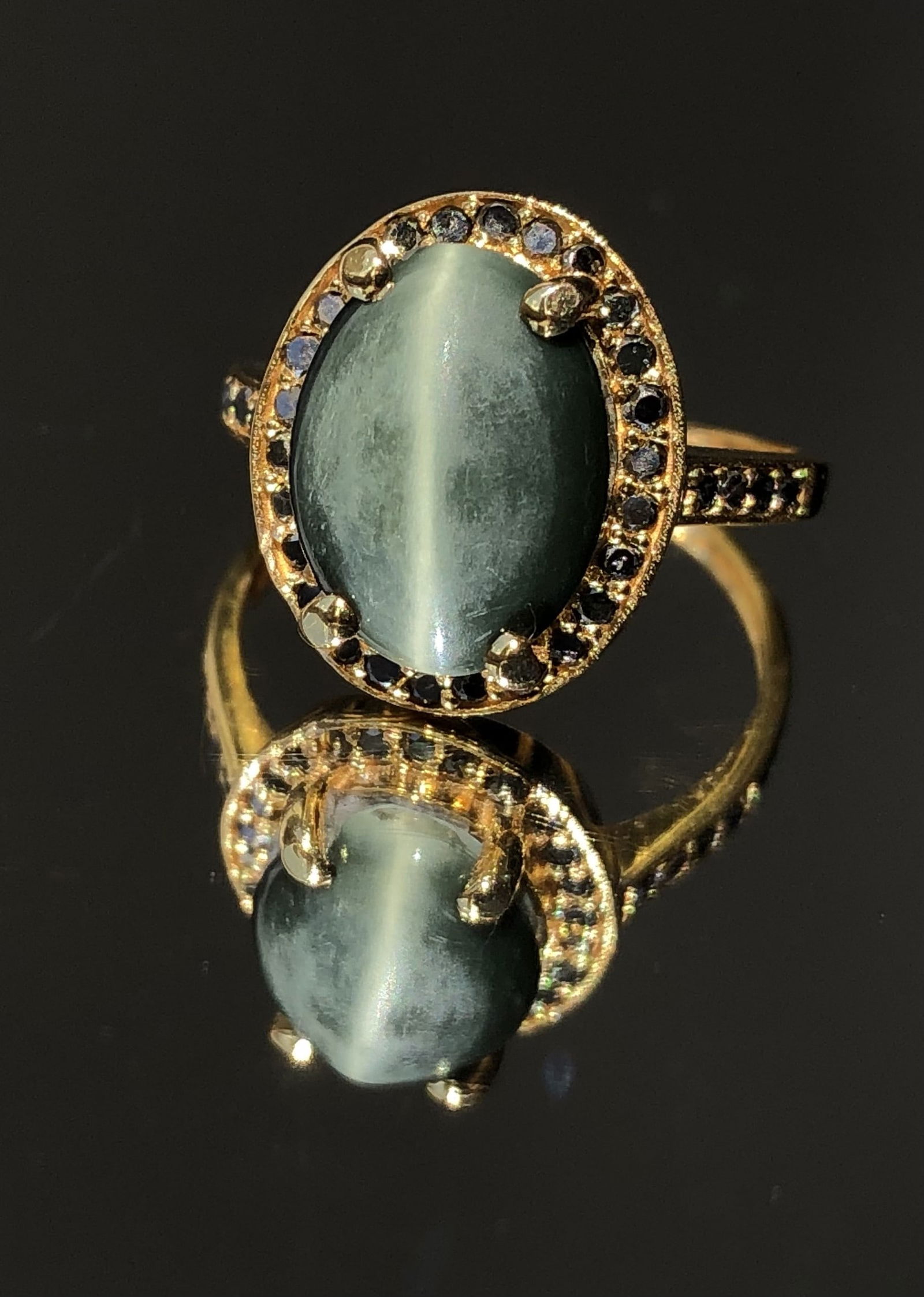Beautiful Natural 3.05ct Cat’s Eye Ring With Natural Black Diamonds and 18k Gold - 2