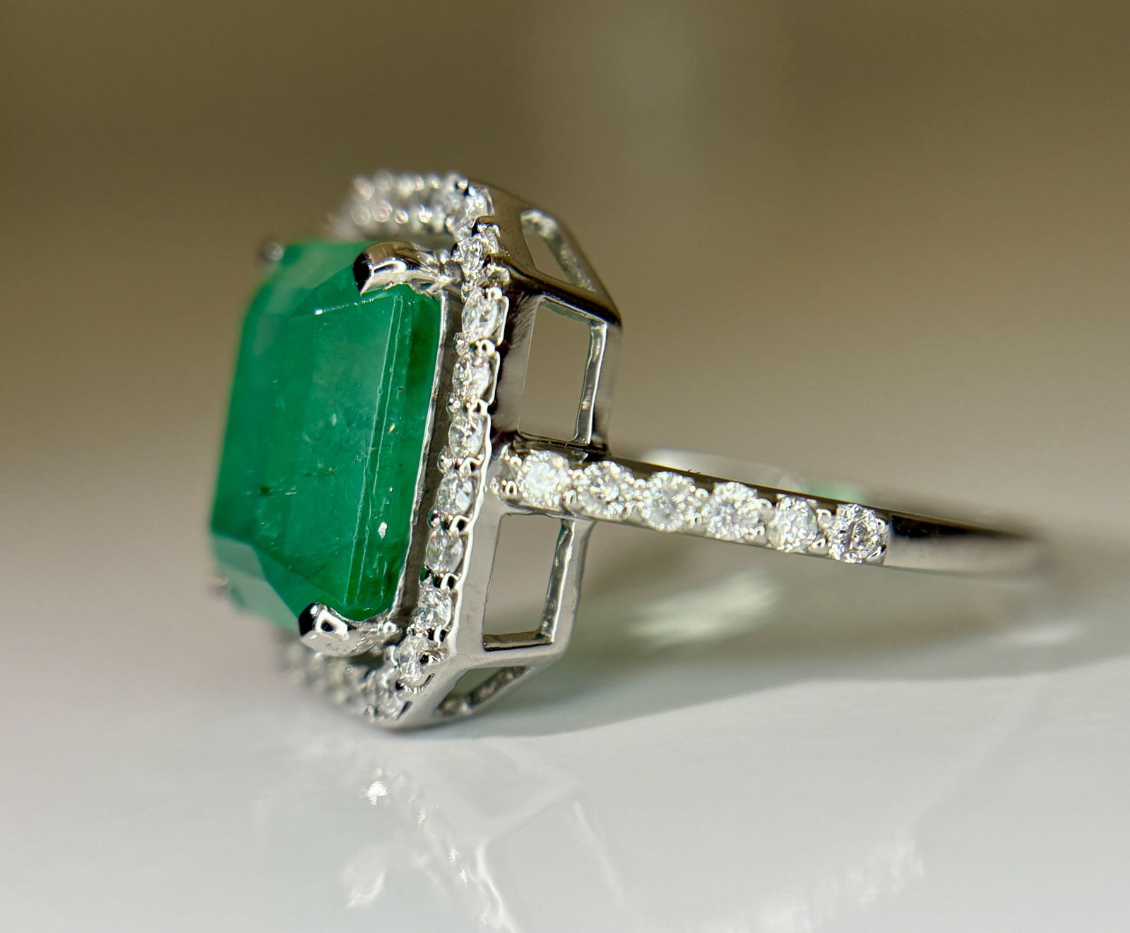 Beautiful 3.50 CT Natural Emerald Ring With Natural Diamonds & Platinum 950 - 7
