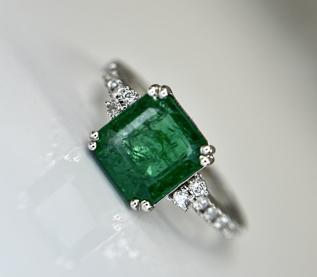 Beautiful Natural Emerald 2.30 CT With Natural Diamonds & 18k Gold (1 of 10)