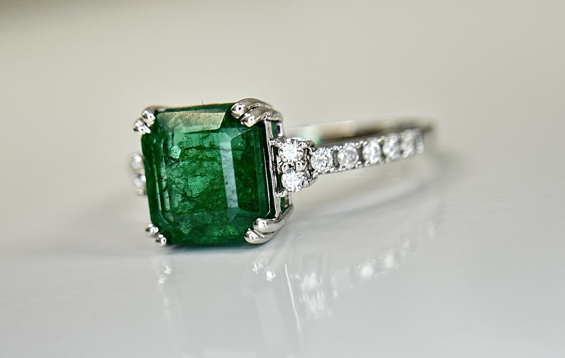 Beautiful Natural Emerald 2.30 CT With Natural Diamonds & 18k Gold - 2
