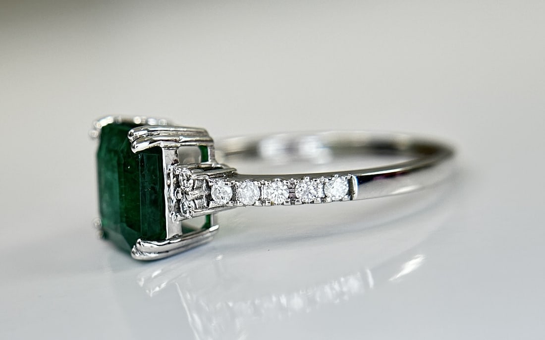 Beautiful Natural Emerald 2.30 CT With Natural Diamonds & 18k Gold - 3