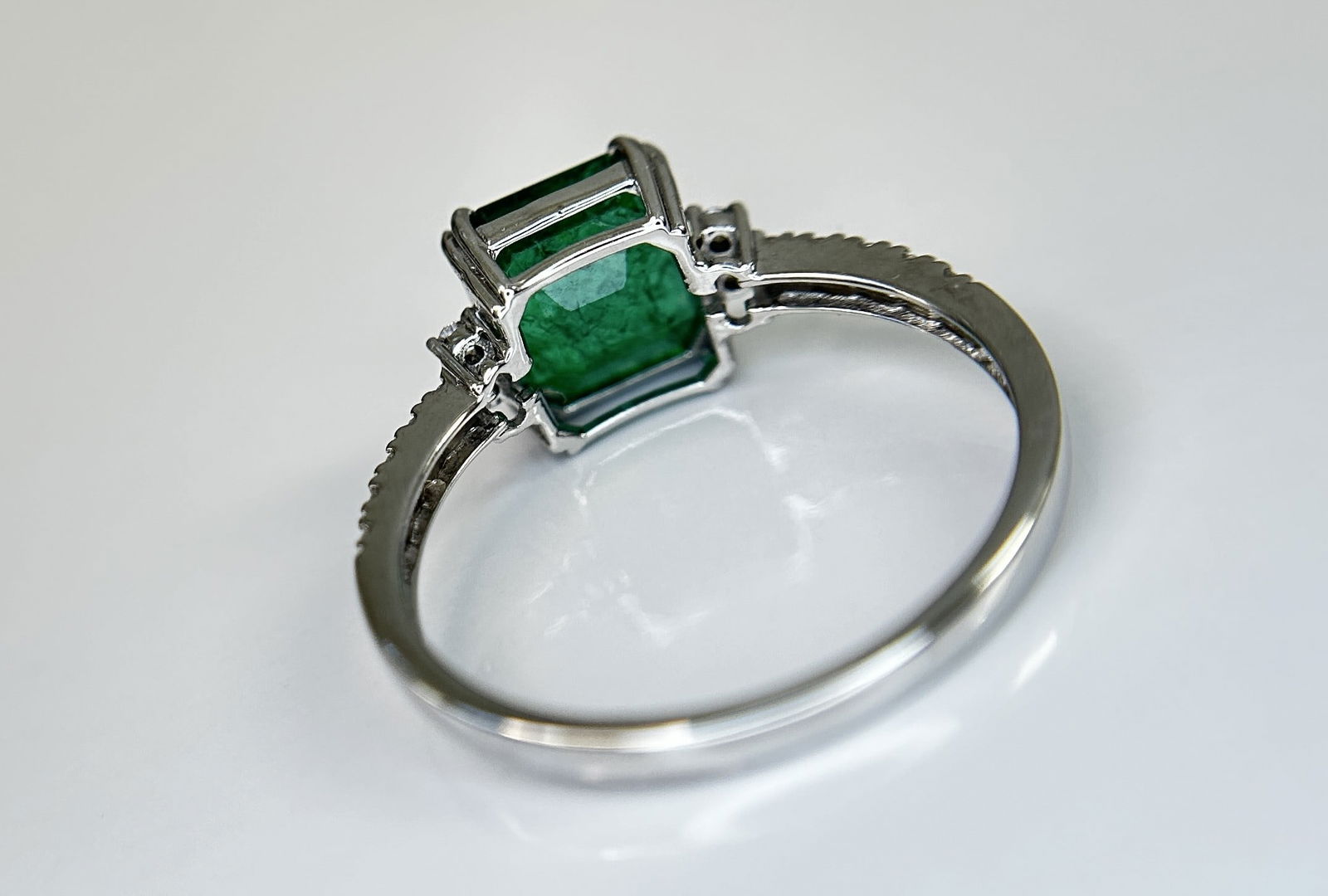 Beautiful Natural Emerald 2.30 CT With Natural Diamonds & 18k Gold - 4