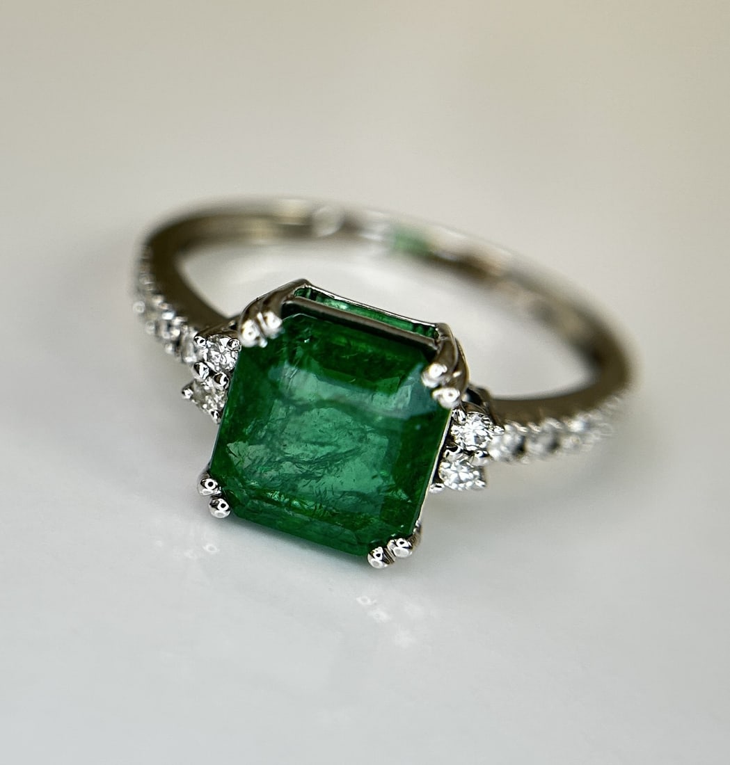 Beautiful Natural Emerald 2.30 CT With Natural Diamonds & 18k Gold - 8