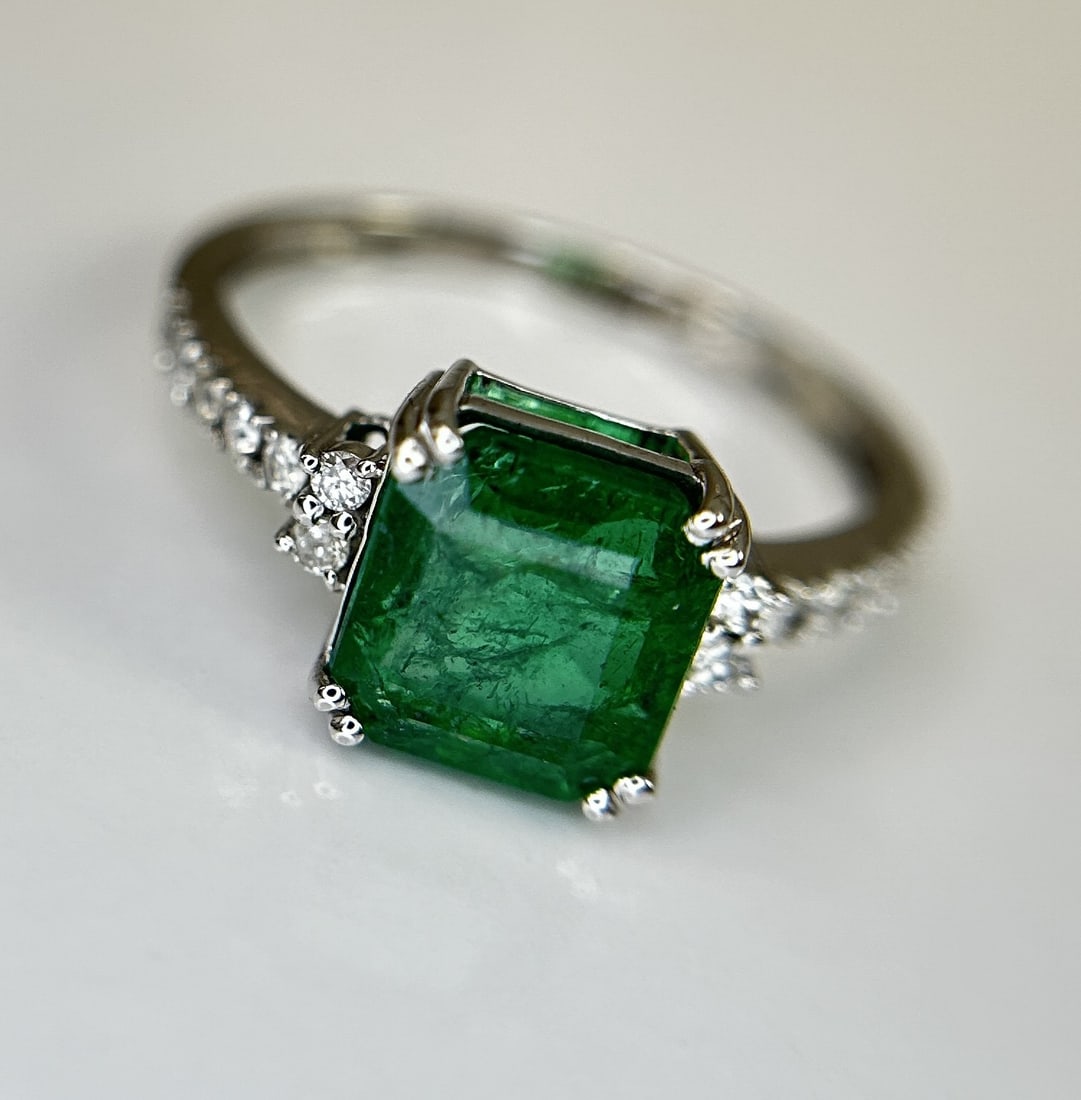 Beautiful Natural Emerald 2.30 CT With Natural Diamonds & 18k Gold - 9