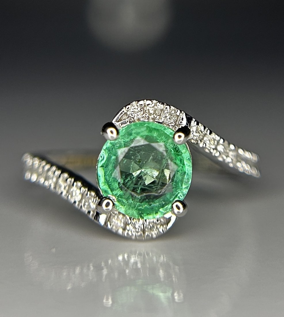 Beautiful 1.00ct Natural Emerald With Natural Diamonds & 18k Gold (1 of 9)