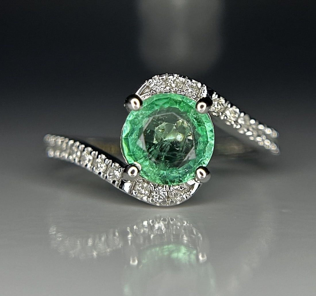 Beautiful 1.00ct Natural Emerald With Natural Diamonds & 18k Gold - 2