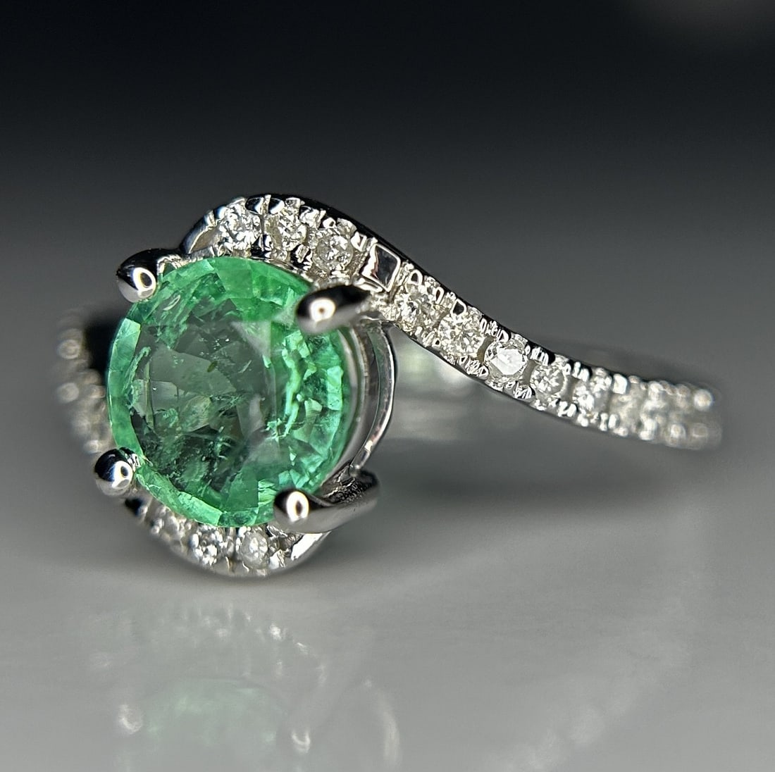 Beautiful 1.00ct Natural Emerald With Natural Diamonds & 18k Gold - 3
